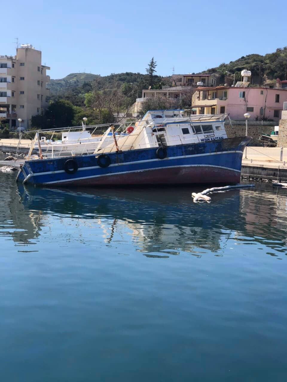 Σαπίζουν στο Λιμανάκι του Κάτω Πύργου πλοιάρια μεταναστών (ΦΩΤΟ)
