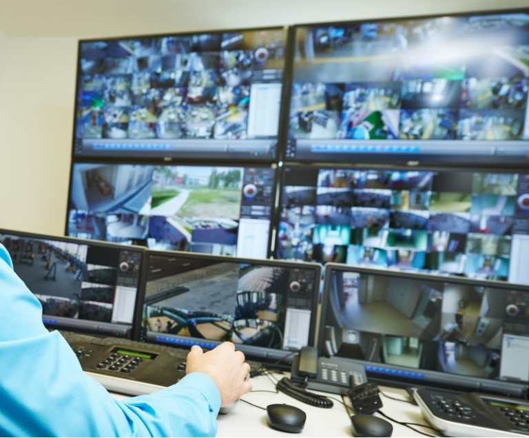 Είδε τον ύποπτο από κλειστό κύκλωμα παρακολούθησης και απέτρεψε ληστεία