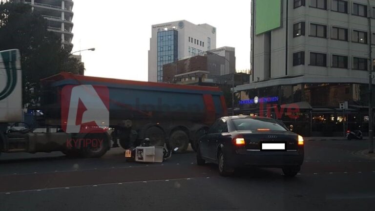 Tροχαίο ατύχημα με διανομέα μοτοσικλετιστή στην "καρδιά" της Λευκωσίας (ΦΩΤΟ)