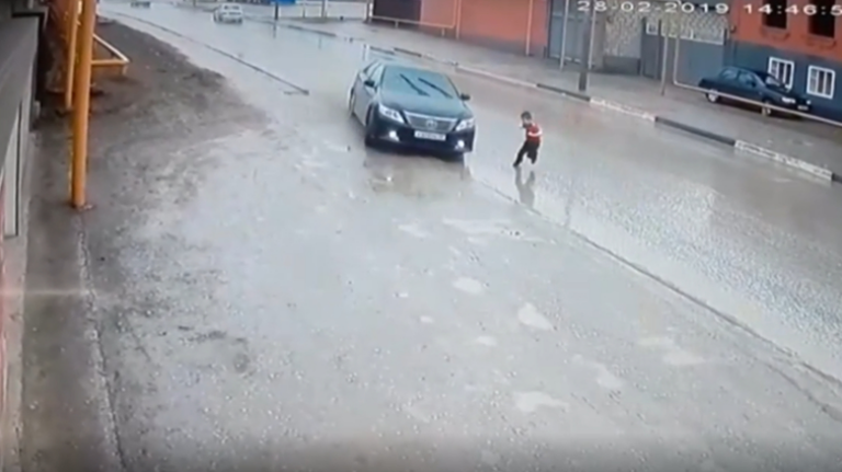 Παρολίγον τραγωδία: Αγοράκι πετάγεται στο δρόμο την ώρα που περνά όχημα (ΒΙΝΤΕΟ)