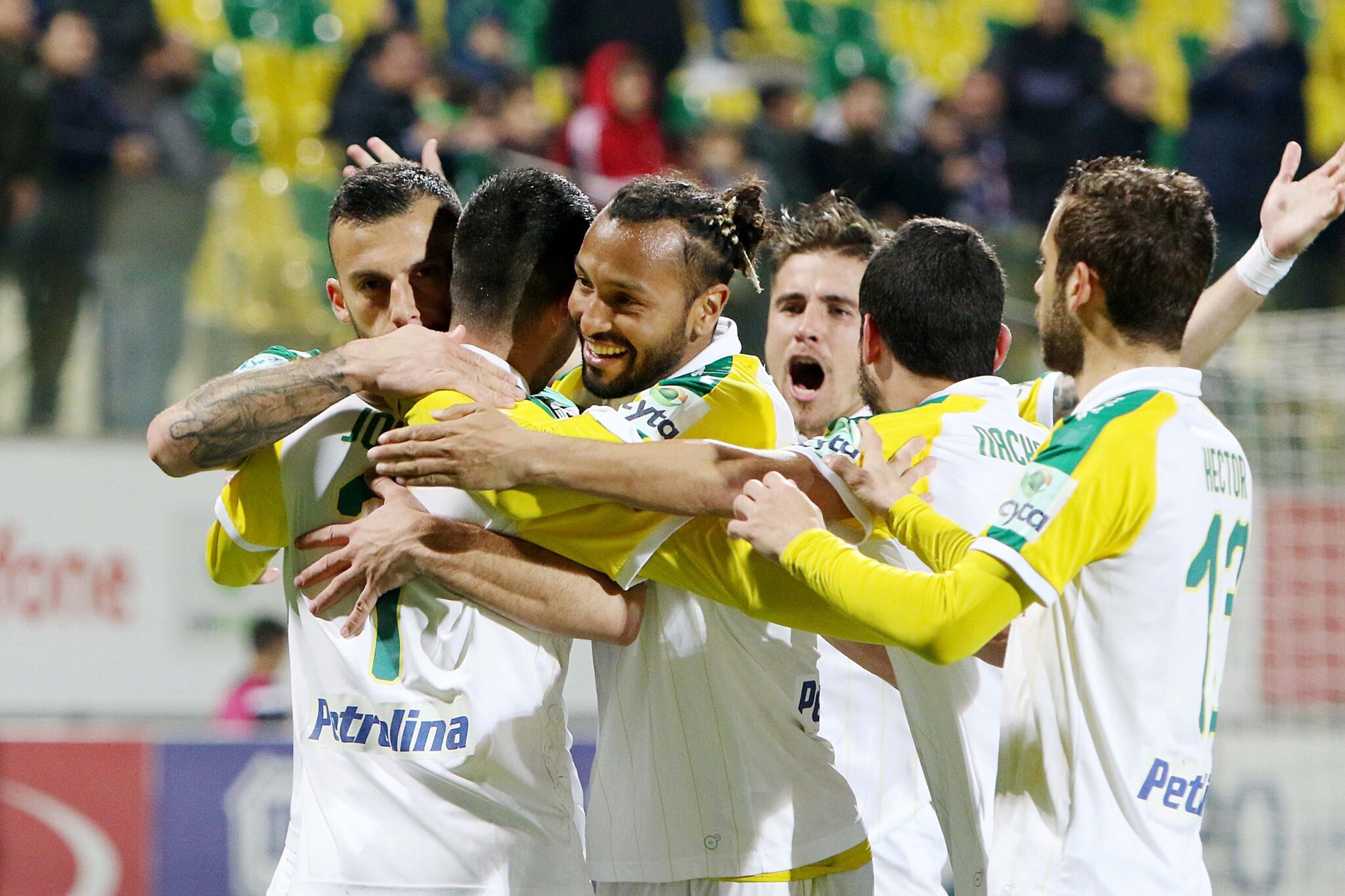 Με στόχο να μειώσει την απόσταση από την τρίτη θέση η ΑΕΚ