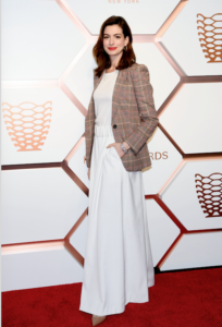 Η ANNE HATHAWAY ΦΟΡΑΕΙ TOMMY HILFIGER