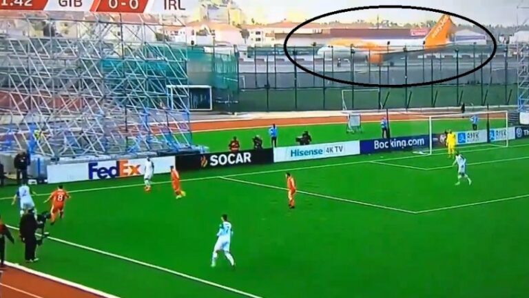 Έπαιζαν ποδόσφαιρο και δίπλα τους απογειωνόταν αεροπλάνο (ΒΙΝΤΕΟ)