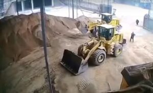 Τρομακτικό βίντεο με οδηγό εκσκαφέα να θάβει μια γυναίκα .. κατά λάθος (ΒΙΝΤΕΟ)