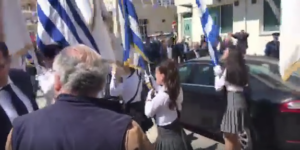 Μετ'…εμποδίων η πομπή προς το Μνημείο Ηρώων (ΒΙΝΤΕΟ)