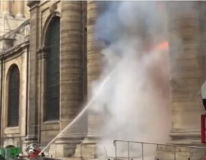 Τυλίχθηκε στις φλόγες ο ιστορικός ναός του Αγίου Σουλπικίου στο Παρίσι (ΒΙΝΤΕΟ)
