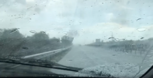 Έντονη χαλαζόπτωση δημιουργεί προβλήματα στο οδικό δίκτυο (ΒΙΝΤΕΟ)