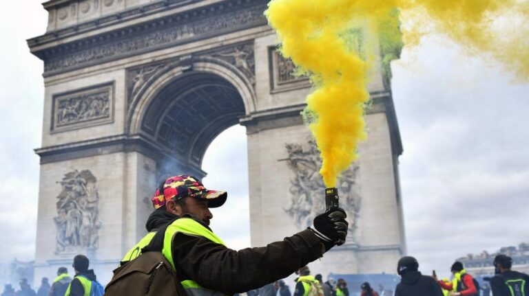 "Μπλόκο" στις διαδηλώσεις στα Ηλύσια Πεδία στήνει ο Μακρόν (ΒΙΝΤΕΟ)