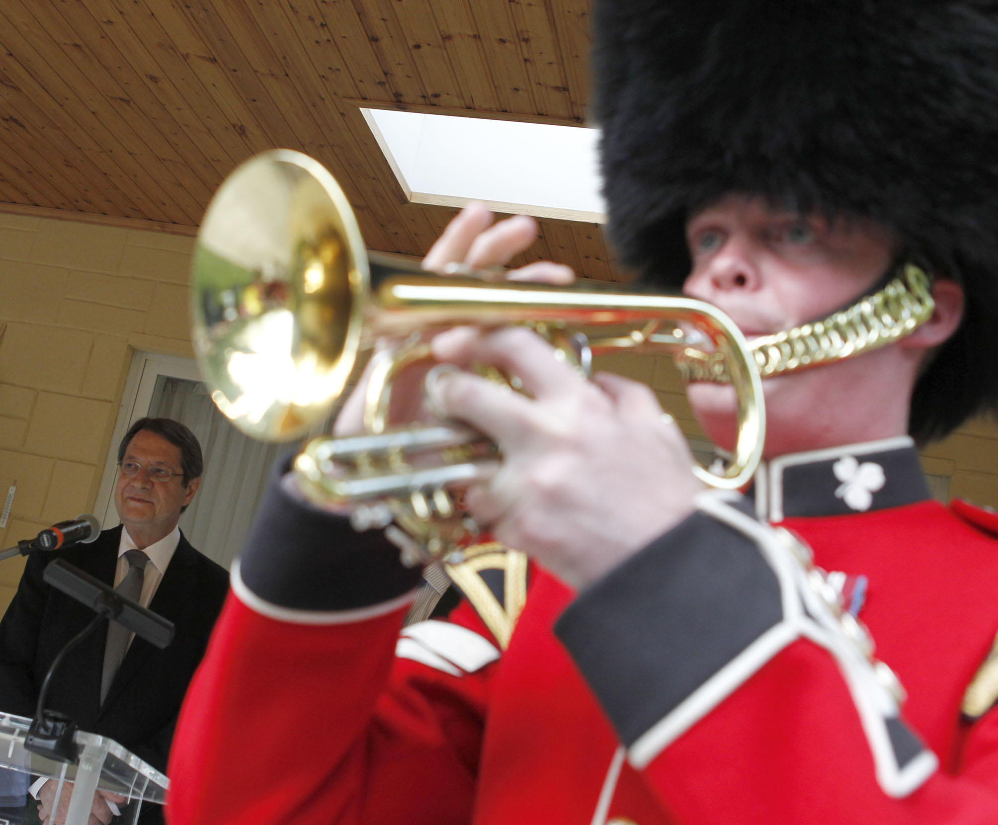 Νίκος και Άντρη συναντήθηκαν με τη Βασίλισσα Ελισάβετ στο Παλάτι του Μπάκιγχαμ
