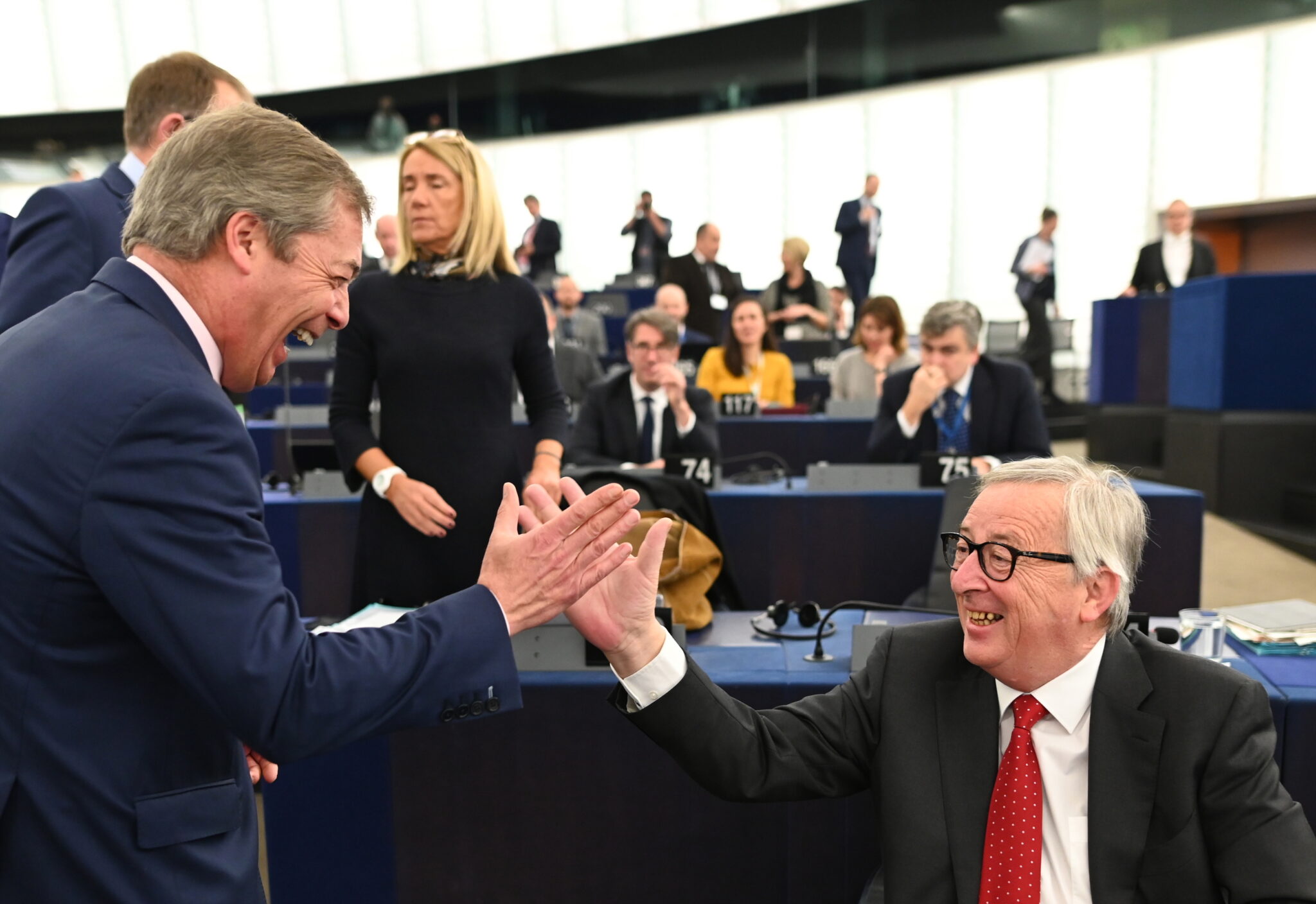 "Μετωπική" σύγκρουση Τούσκ και Φάρατζ ενώπιον Ευρωκοινοβουλίου για το Brexit