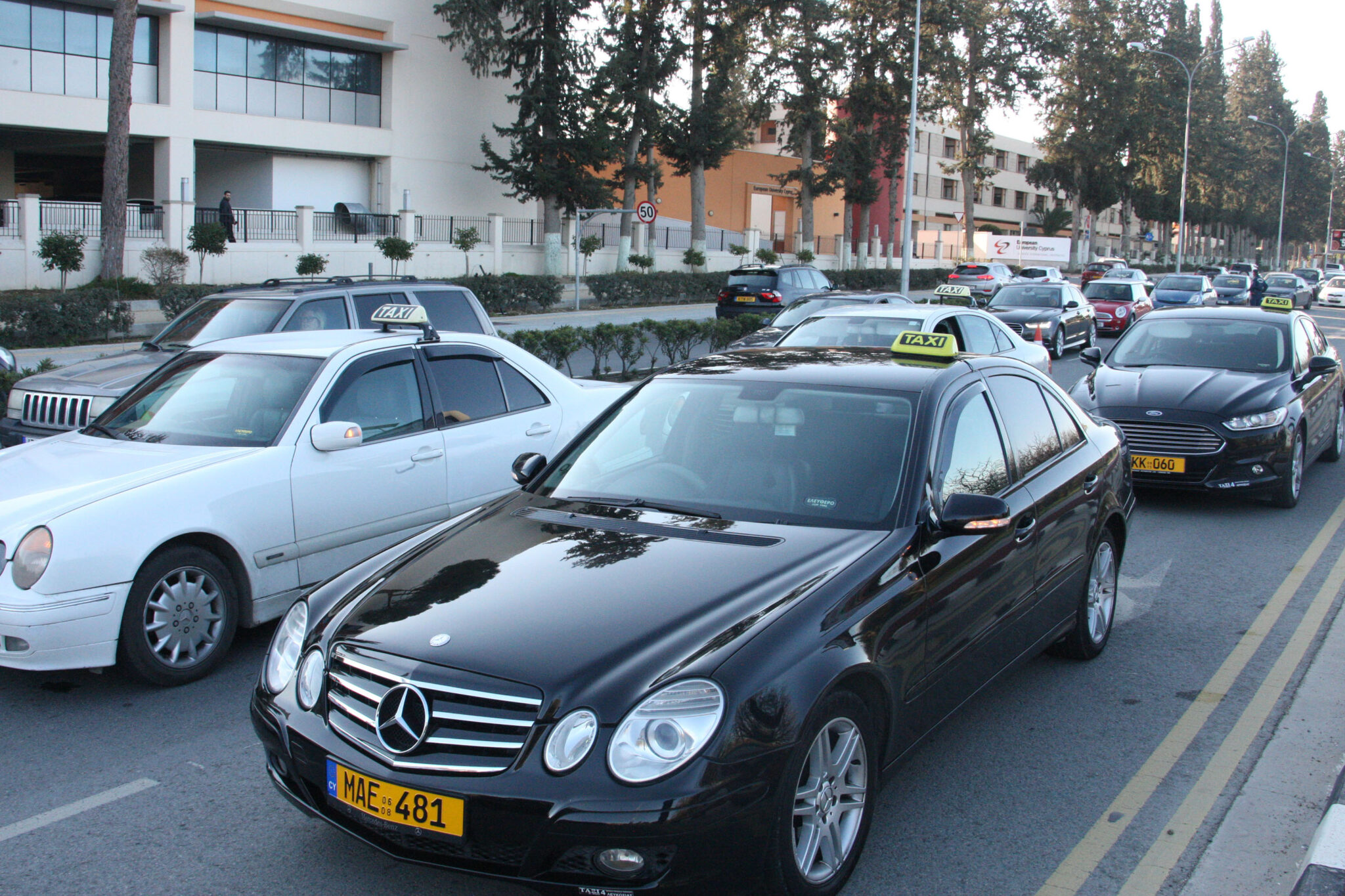 Χωρίς ταξί για δύο ώρες το επιβατικό κοινό σε αεροδρόμια και λιμάνια της Κύπρου