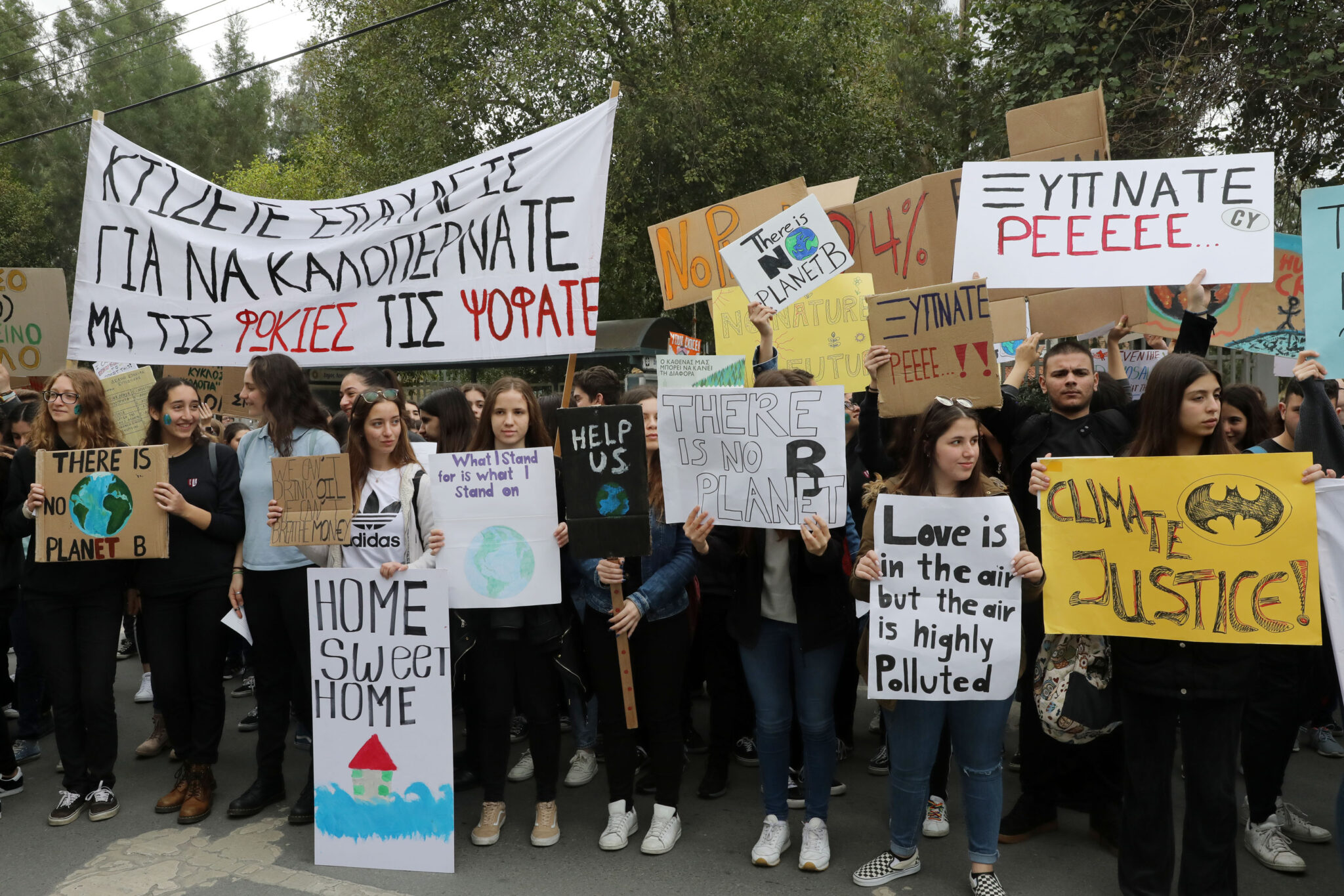 Με πανό έξω από τη Βουλή διαμαρτυρήθηκαν μαθητές για το περιβάλλον (ΒΙΝΤΕΟ&ΦΩΤΟ)