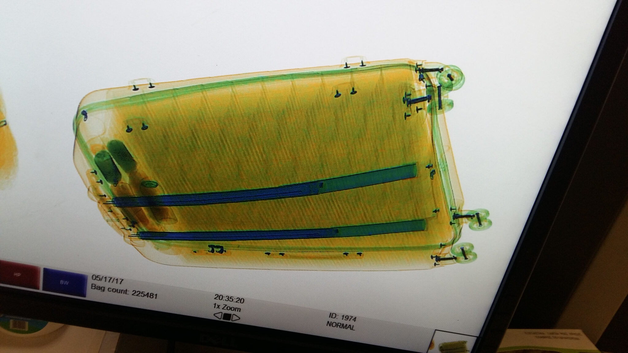 Χειροπέδες σε αξιωματικό της Αστυνομίας στο αεροδρόμιο Λάρνακας