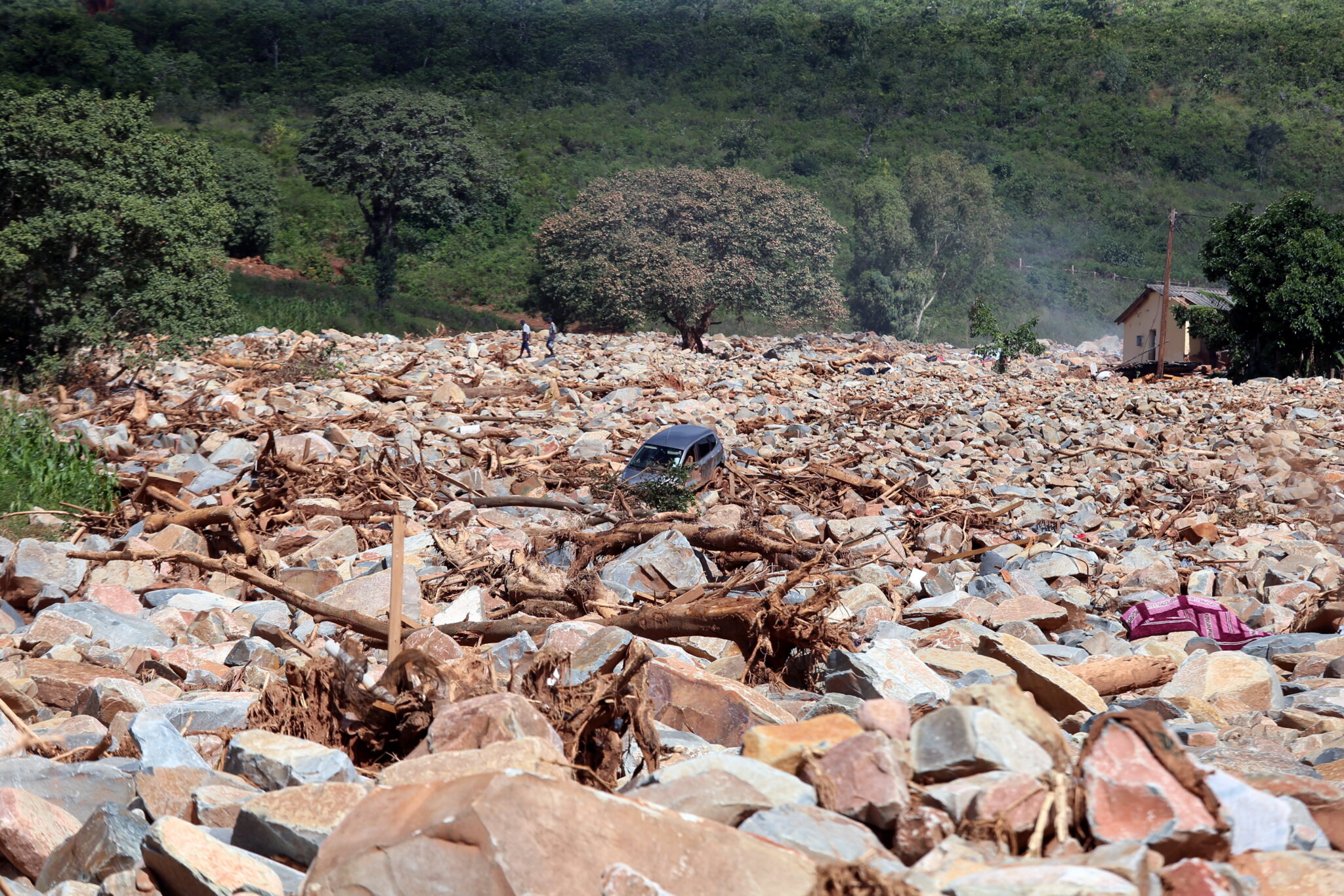 Μετρούν τις πληγές τους στη Μοζαμβίκη μετά το πέρασμα του κυκλώνα Ιντάι (ΒΙΝΤΕΟ)