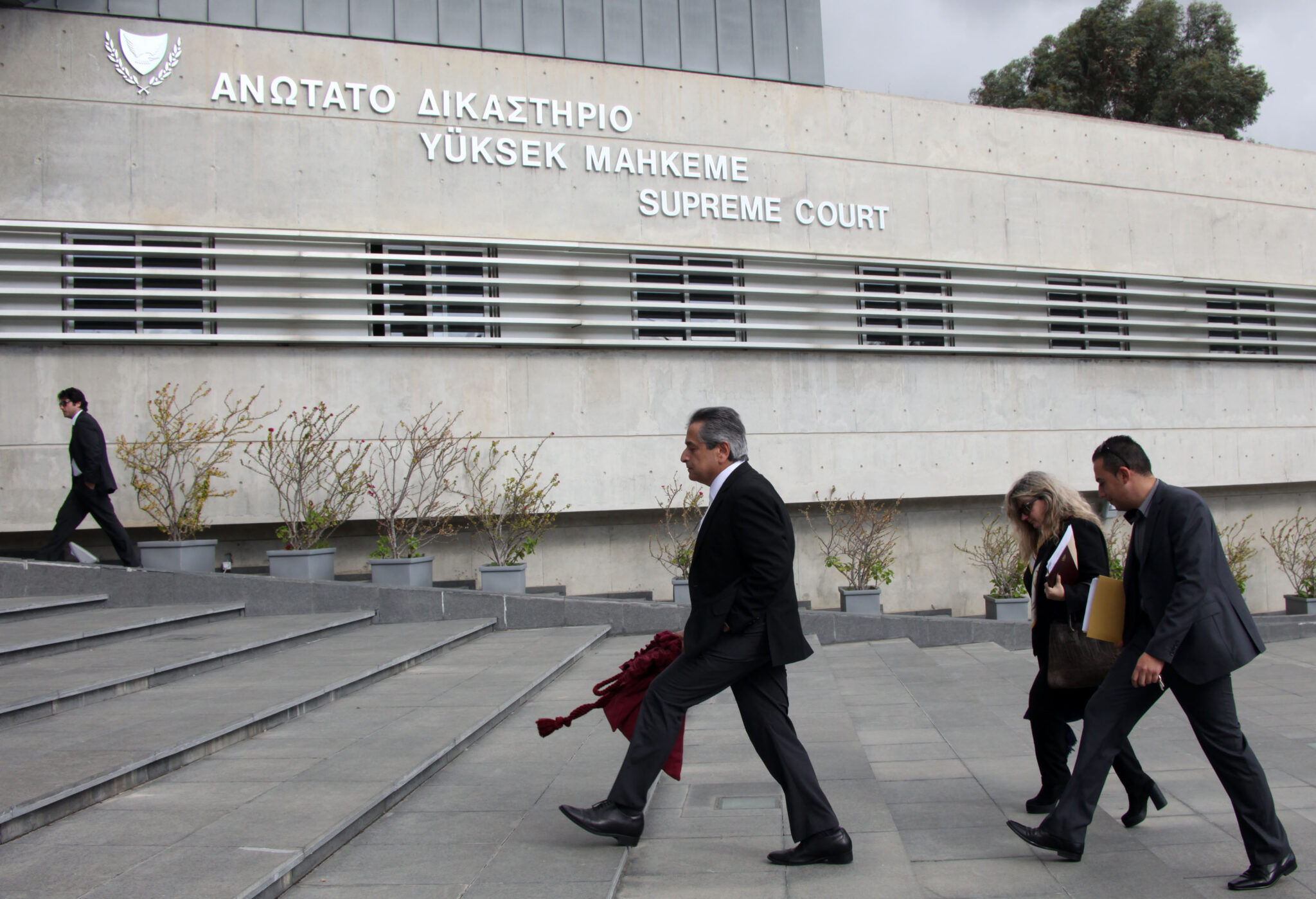 Εν αναμονή της απόφασης του Ανωτάτου για περικοπές μισθών στο δημόσιο