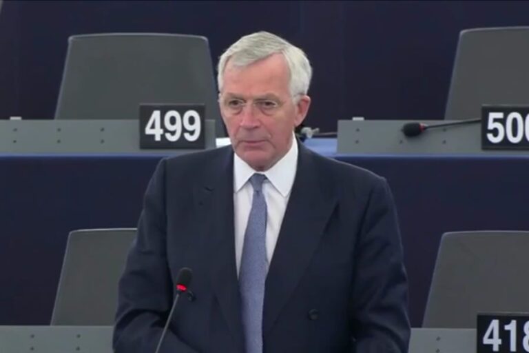 O Bρετανός που συγκίνησε το Ευρωκοινοβούλιο και καταχειροκροτήθηκε (ΒΙΝΤΕΟ)