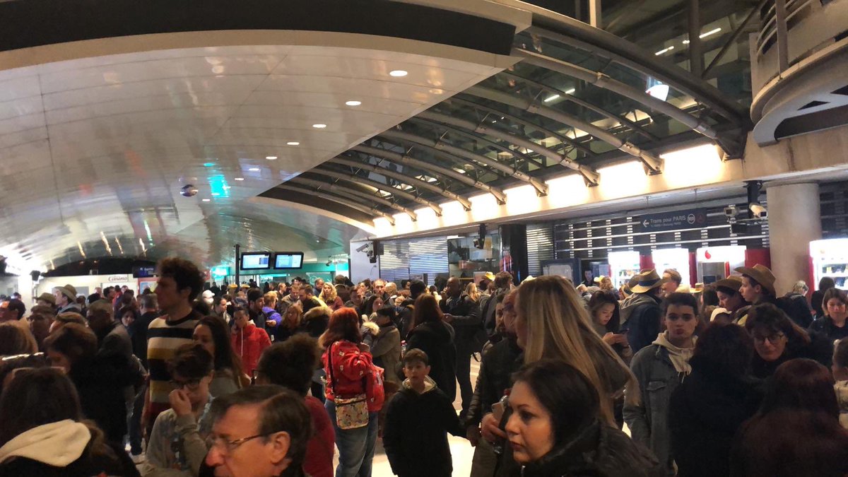 Παρίσι: Σκηνές χάους στη Disneyland λόγω βλάβης σε κυλιόμενη σκάλα (ΒΙΝΤΕΟ&ΦΩΤΟ)