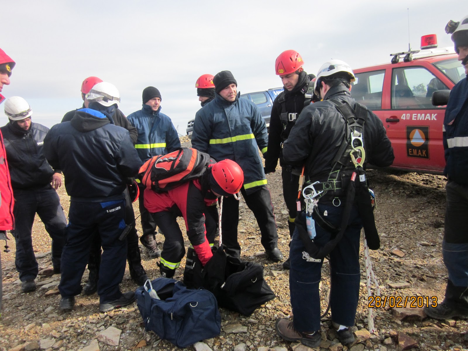Κρήτη: Αυτοκίνητο έπεσε σε γκρεμό εγκλωβίστηκαν μητέρα και παιδιά