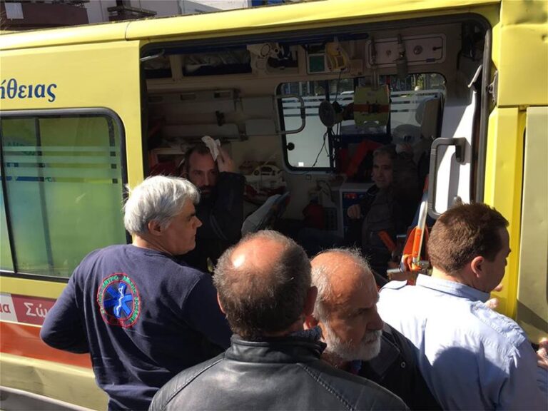 Ένταση με τραυματισμούς στην παρέλαση στην Καλλιθέα (ΦΩΤΟ)