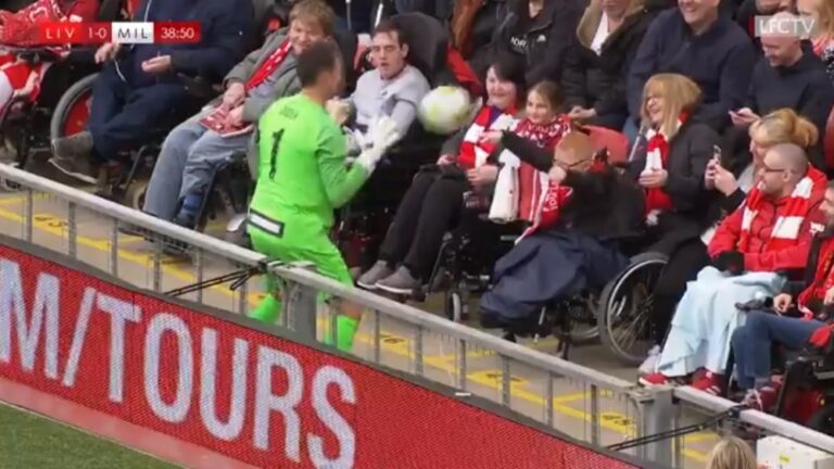 Σταμάτησε το παιχνίδι για να παίξει με ένα παιδάκι σε αναπηρικό αμαξίδιο(ΒΙΝΤΕΟ)