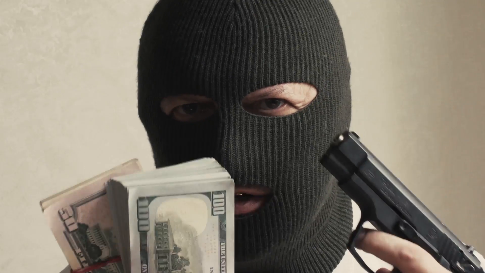 Για γέλια και για κλάματα ληστής που απείλησε υπάλληλο με πλαστικό όπλο