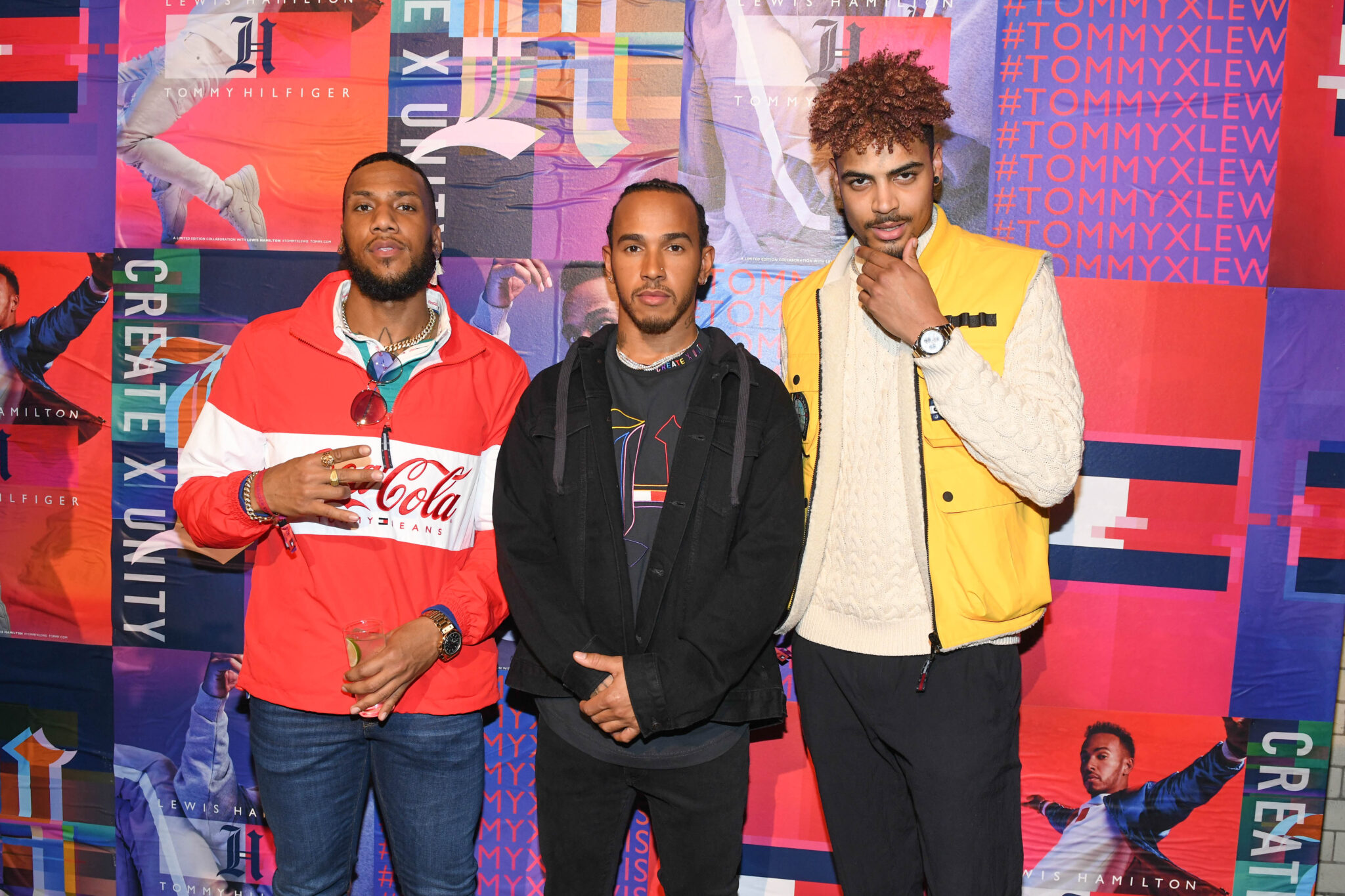 Ο LEWIS HAMILTON ΓΙΟΡΤΑΖΕΙ ΤΟ ΛΑΝΣΑΡΙΣΜΑ ΤΗΣ  TOMMYXLEWIS COLLABORATIVE ΣΥΛΛΟΓΗΣ