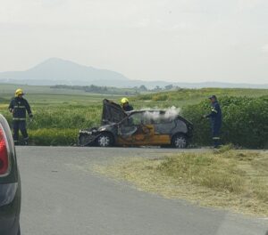 Αυτοκίνητο τυλίχτηκε στις φλόγες μετά από τροχαία σύγκρουση (ΦΩΤΟ)