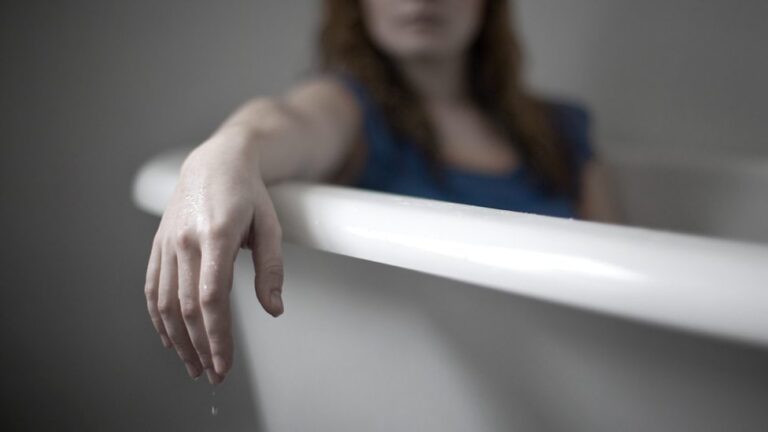 Της έπεσε το τηλέφωνο στη μπανιέρα και βρήκε φρικτό θάνατο (ΦΩΤΟ)