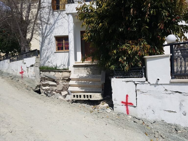 Άστεγες έξι οικογένειες στο Πισσούρι λόγω υποχώρησης του εδάφους (ΒΙΝΤΕΟ&ΦΩΤΟ)