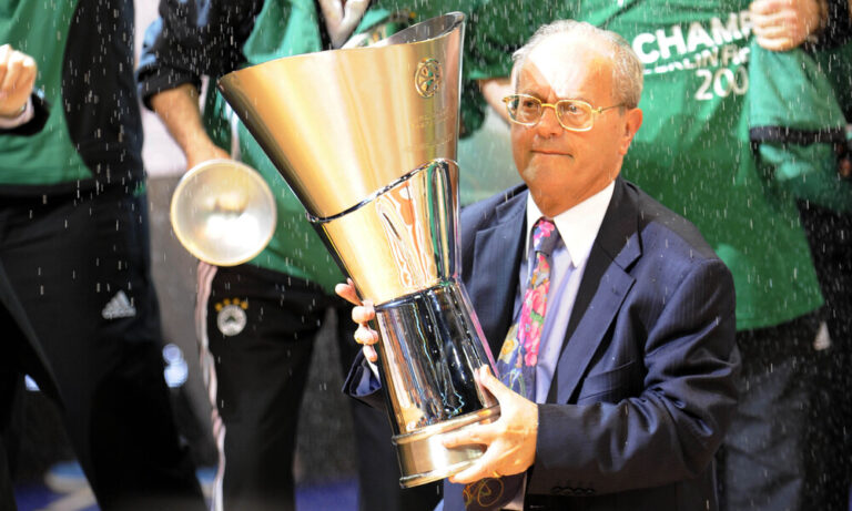 Σε λαϊκό προσκύνημα η σορός του Θανάση Γιαννακόπουλου