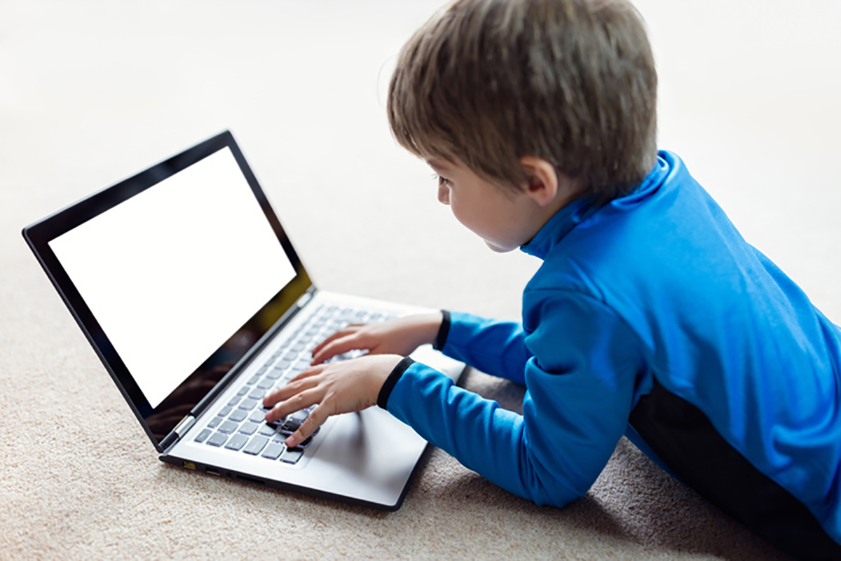5+1 κίνδυνοι που διατρέχουν τα παιδιά "σερφάροντας" στο ίντερνετ (ΒΙΝΤΕΟ&ΦΩΤΟ)