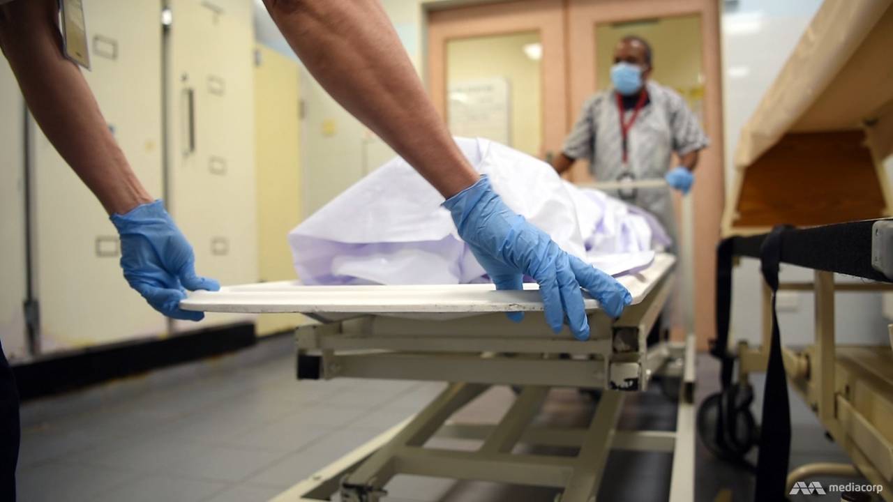 Άταφοι παραμένουν σοροί εξαιτίας της έλλειψης νεκροτόμων (ΒΙΝΤΕΟ)