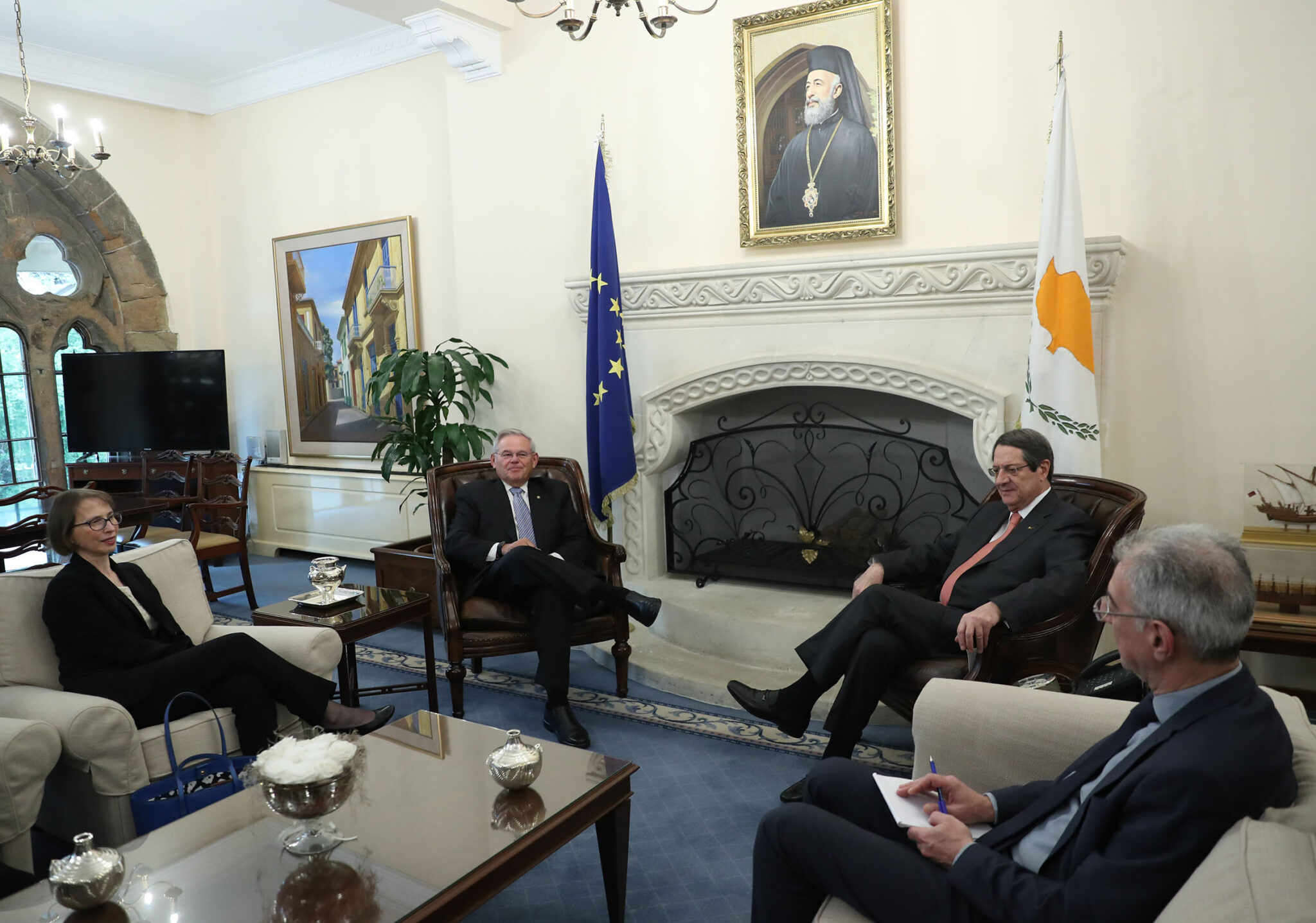 Το ζήτημα της ΟΥΝΦΙΚΥΠ έθεσε ο ΠτΔ στον Γερουσιαστή Μενέντεζ (ΦΩΤΟ)