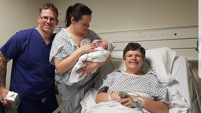 Η θαραλλέα 55χρονη που χάρισε δώρο μητρότητας γεννώντας το εγγόνι της