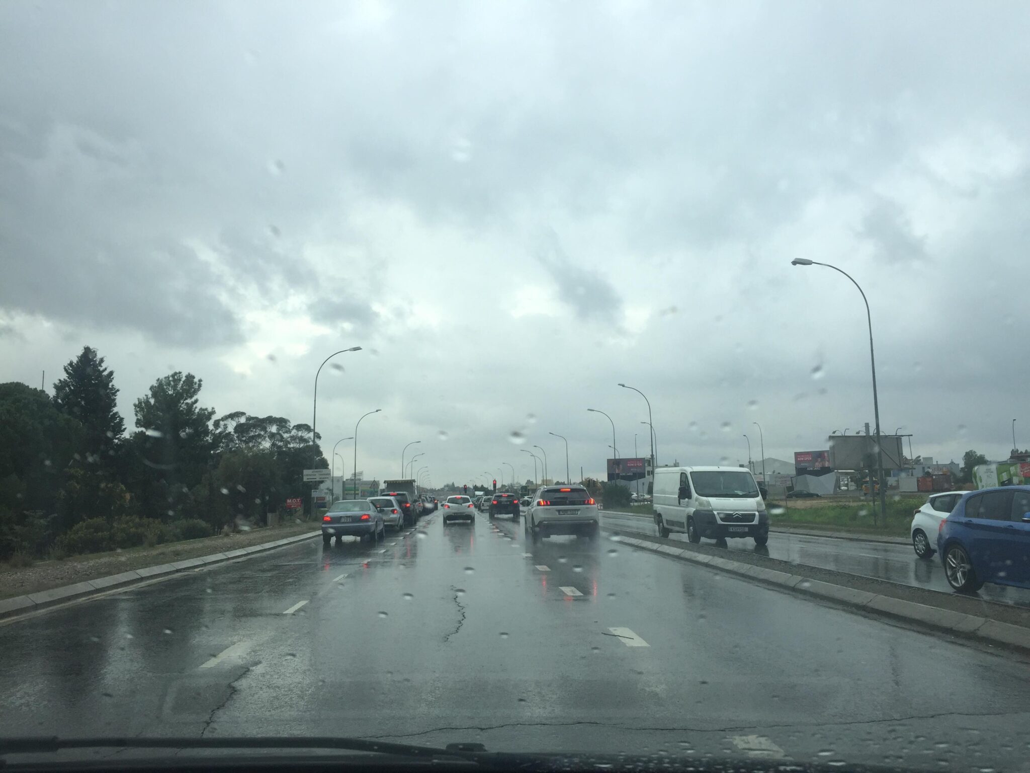 Δεν λέει να αλλάξει το βροχερό σκηνικό του καιρού