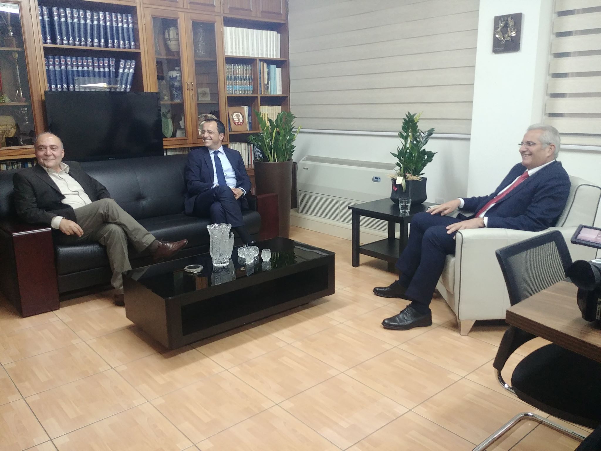 Συμφώνησαν ότι διαφωνούν στο κυπριακό Χριστοδουλίδης και Άντρος (ΒΙΝΤΕΟ)