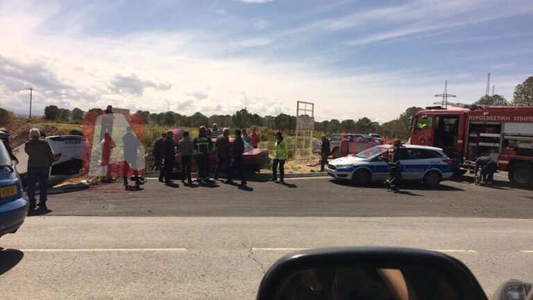 Επιχείρηση Αστυνομίας και Πυροσβεστικής για απεγκλωβισμό γυναίκας οδηγού (ΦΩΤΟ)