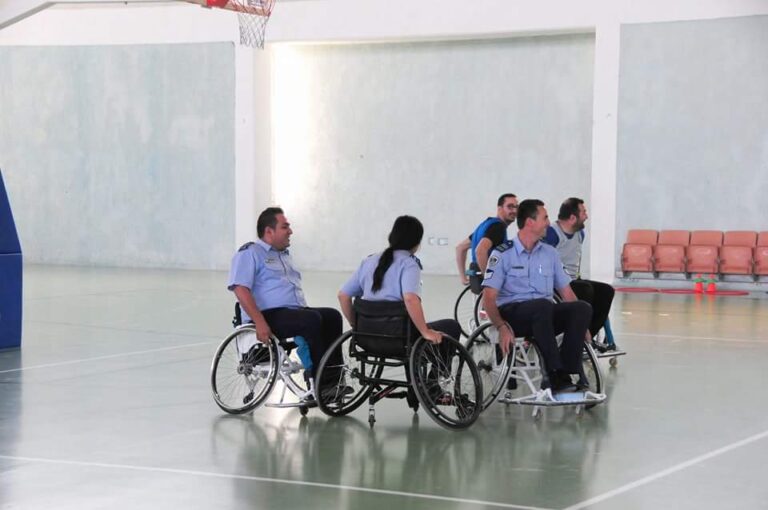 Αστυνομικοί έκατσαν σε τροχοκαθίσματα και αγωνίστηκαν στην καλαθόσφαιρα (ΦΩΤΟ)