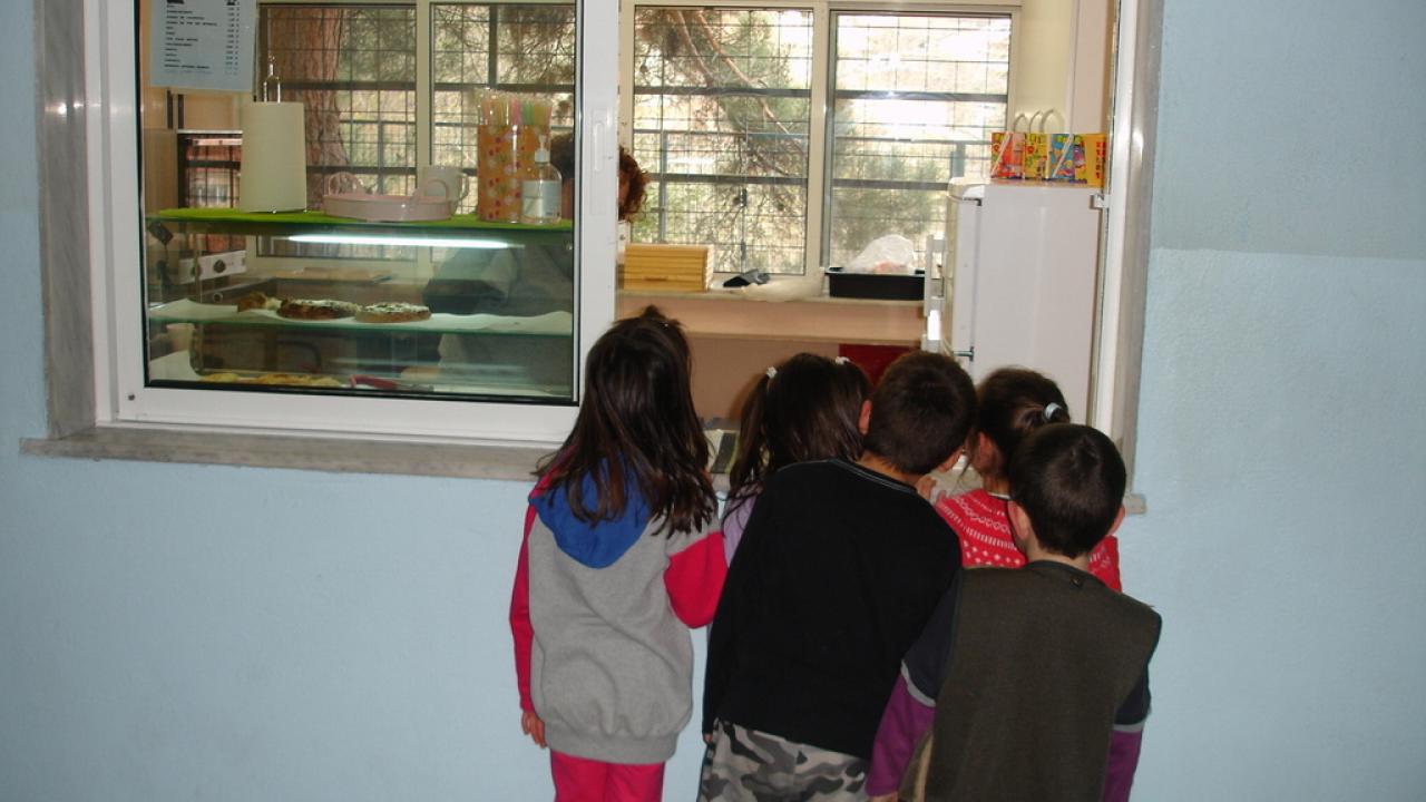 Διαχρονικό πρόβλημα οι παρατυπίες σε σχολικές καντίνες (ΒΙΝΤΕΟ)