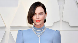 Η Σαρλίζ Θερόν απαντά γιατί μεγαλώνει τον γιο της σαν… κόρη!