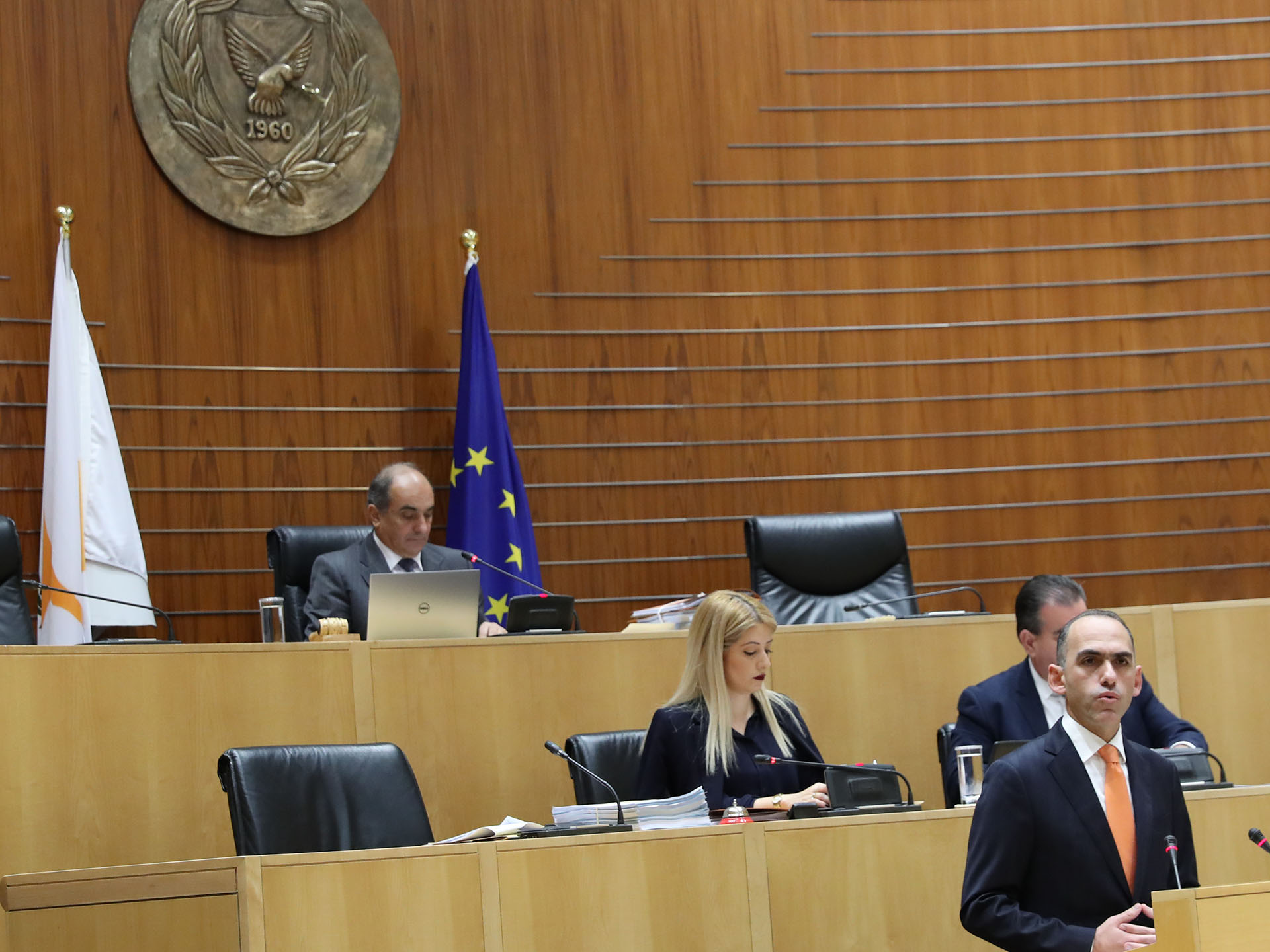 Είπαν "ναι" στο ψήφισμα για παραίτηση ή παύση του Υπουργού Οικονομικών