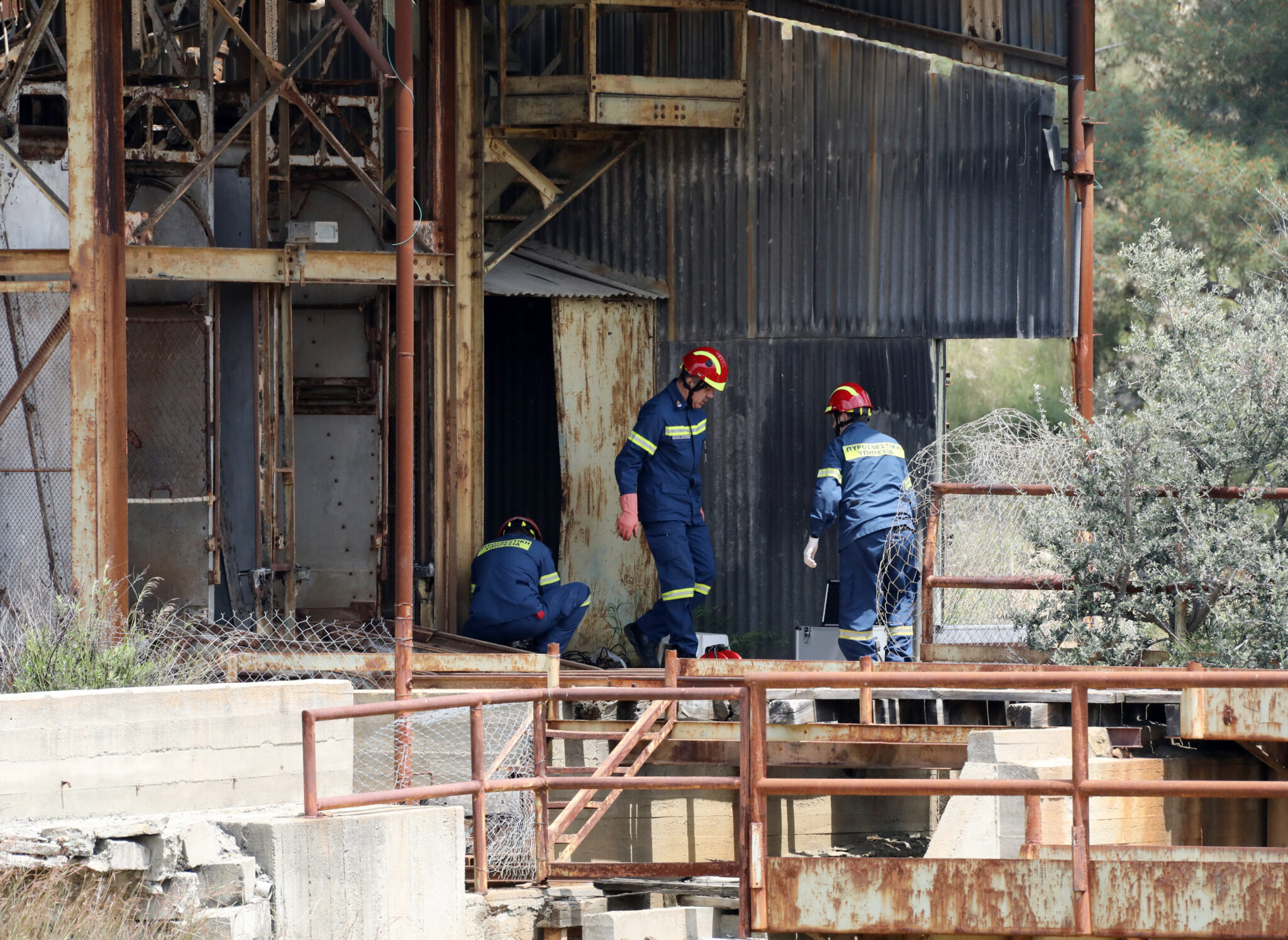 "Πονοκέφαλος" για Αστυνομία και Πυροσβεστική η στατικότητα του φρεατίου (ΦΩΤΟ)