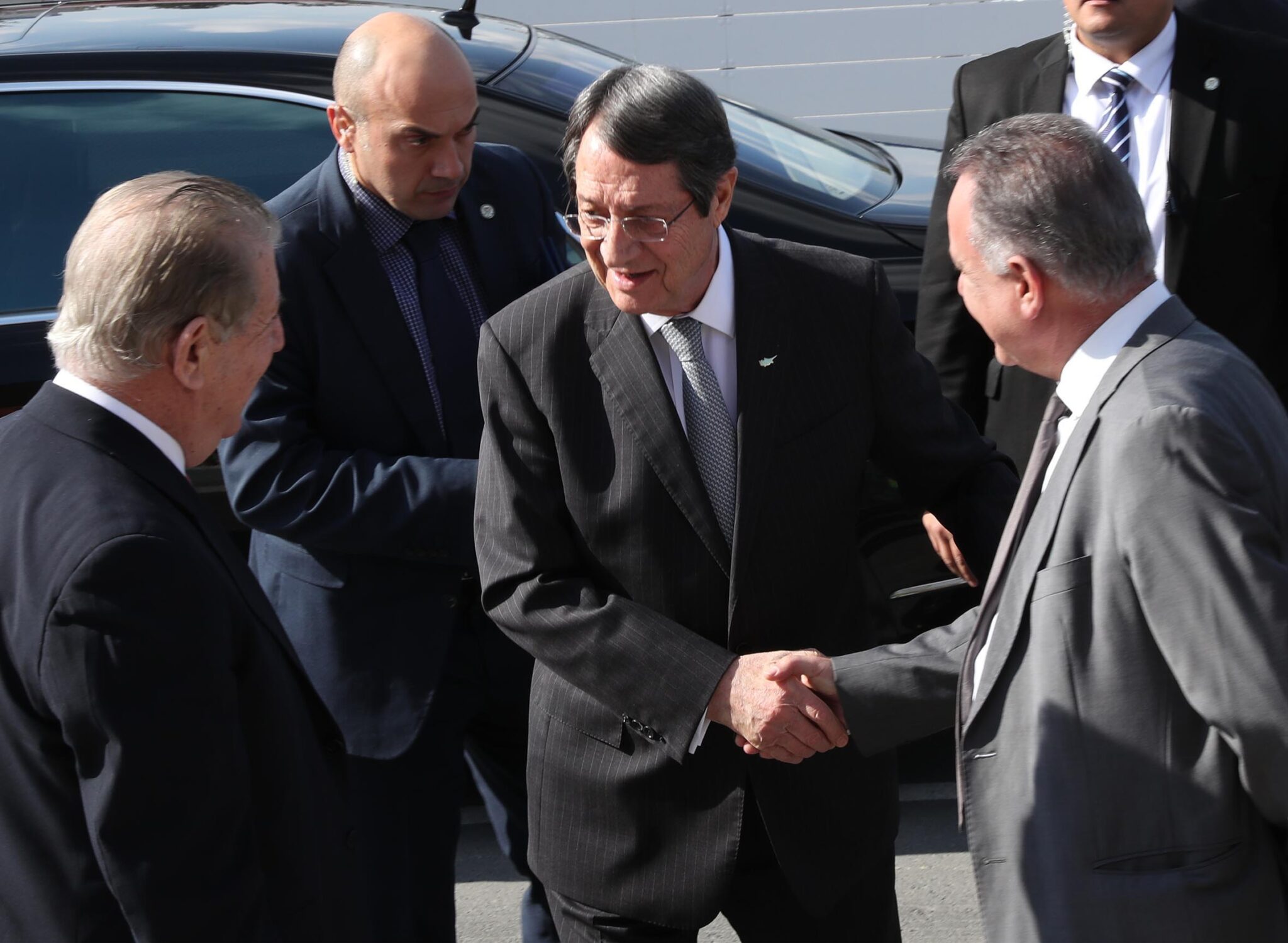 Θα επικαλεστεί το δίκαιο της ανάγκης η κυβέρνηση για μισθούς δημοσίων υπαλλήλων