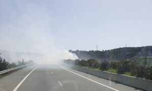 Στις φλόγες τυλίχθηκε όχημα στον αυτοκινητόδρομο Λεμεσού – Πάφου (ΦΩΤΟ)