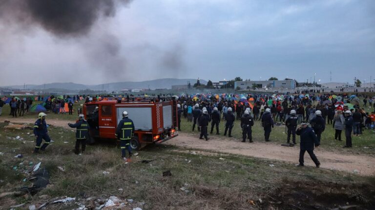 Πεδίο μάχης τα Διαβατά: Συγκρούσεις και επεισόδια της Αστυνομίας με πρόσφυγες