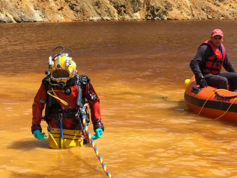 Οι άνθρωποι που πέρασαν το Πάσχα ερευνώντας για σορούς (ΒΙΝΤΕΟ)