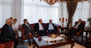 Ελληνοκύπριος και Τουρκοκύπριος που πολέμησαν το 1974 στο γραφείο του Ακιντζί