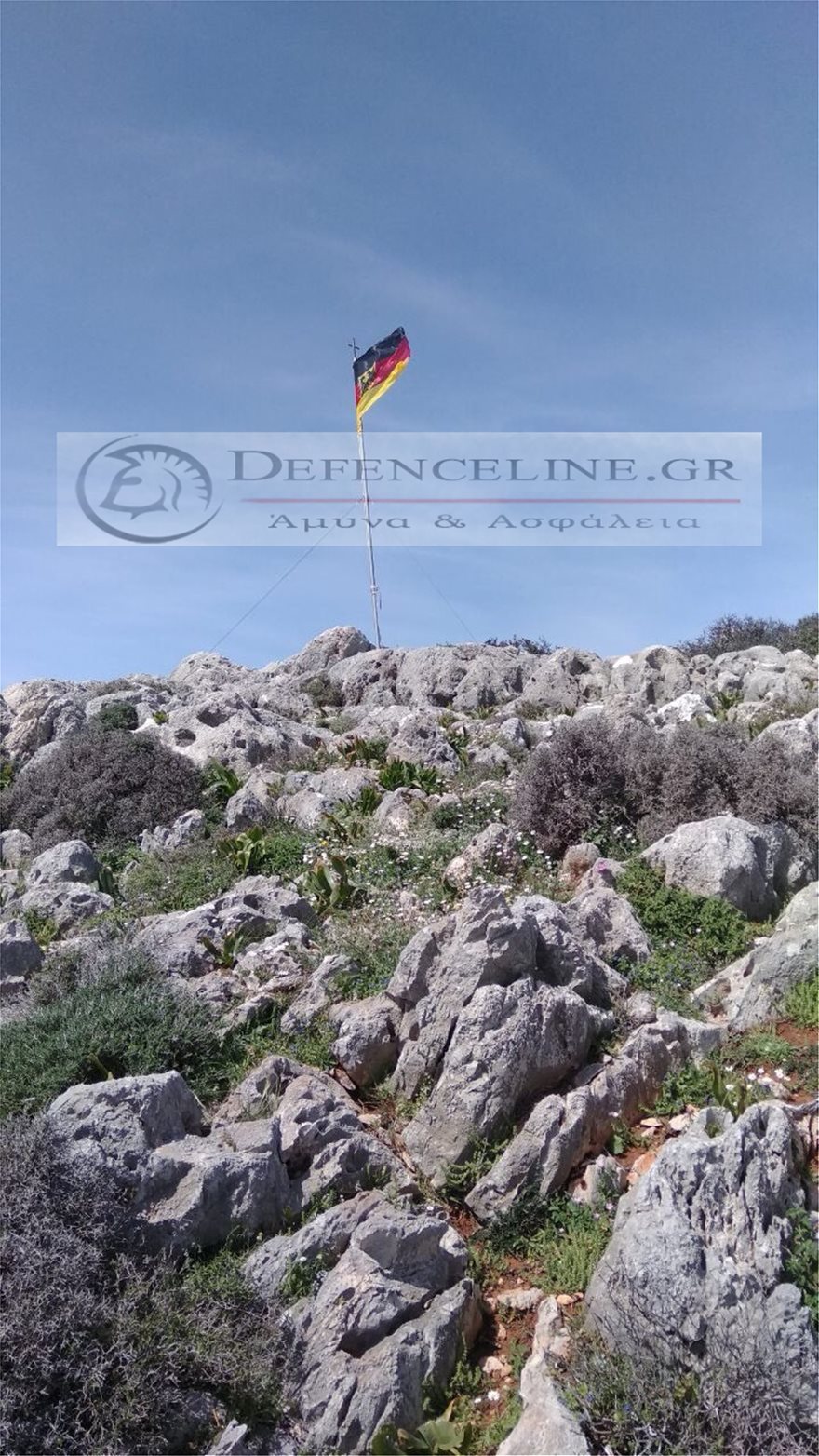 Κρήτη: Γερμανοί αξιωματικοί κατέβασαν την Ελληνική σημαία και ύψωσαν Γερμανική