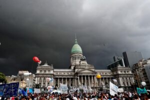 Αλλαγή οικονομικής πολιτικής ζητούν χιλιάδες άνθρωποι στην Αργεντινή