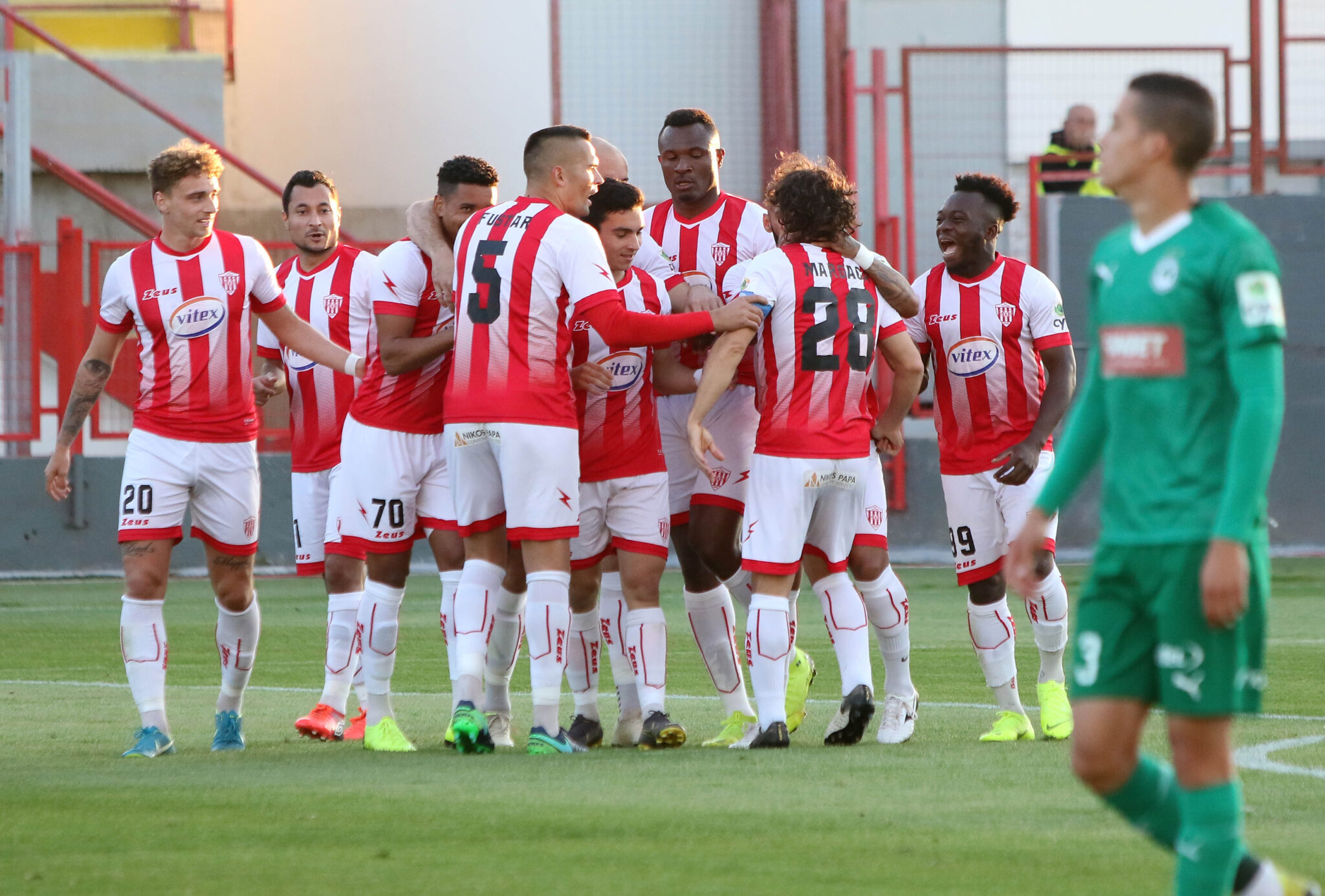 Φιλοδώρησε με πεντάρα την Ομόνοια η Νέα Σαλαμίνα (BINTEO)